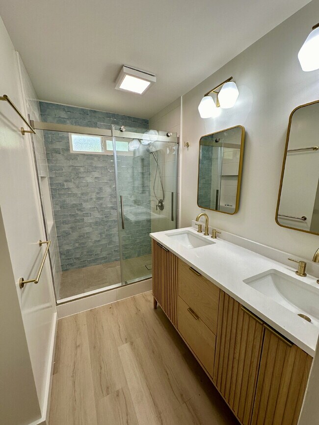 Foto del edificio - Renovated 3BR/2BA Home with Ocean Views – Aina Haina