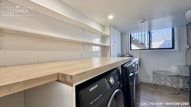 Building Photo - 171 Sloane Av