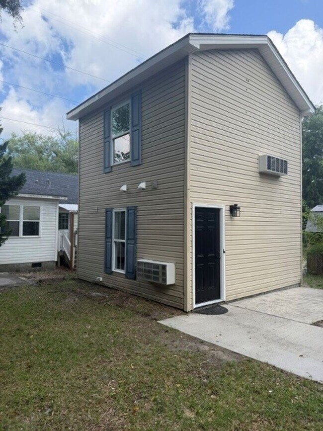 Building Photo - 512 N 10th St