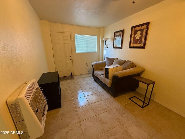 Foto del edificio - 1249 E 10th St