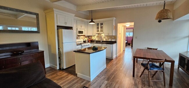 Building Photo - Relaxing Fully-Furnished 2 Bed 1 Bath Condo With Balcony In Beautiful Heritage Woods