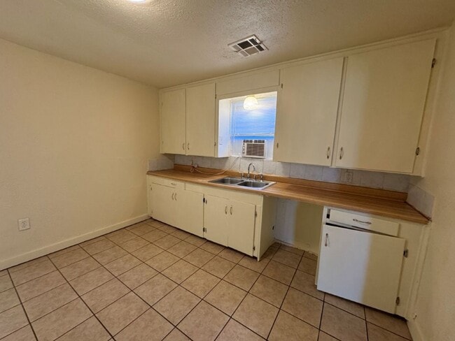 Building Photo - 5 bed 1 bath in Okc! large, fenced yard, inside utility!