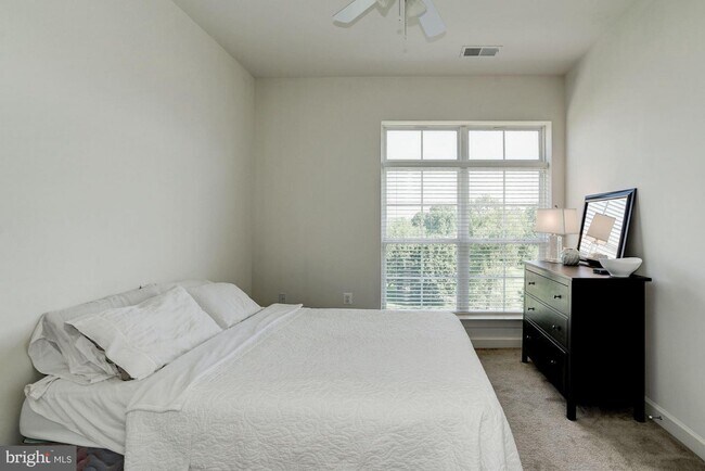 Foto del edificio - 820 Belmont Bay Dr