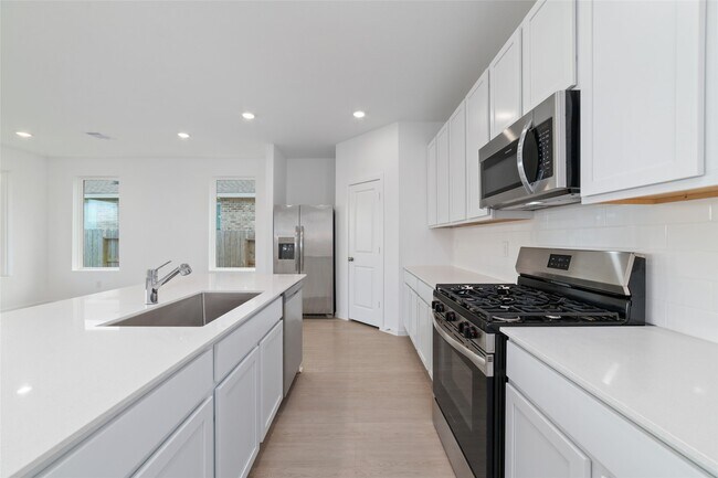 Building Photo - 830 Heaven Dr