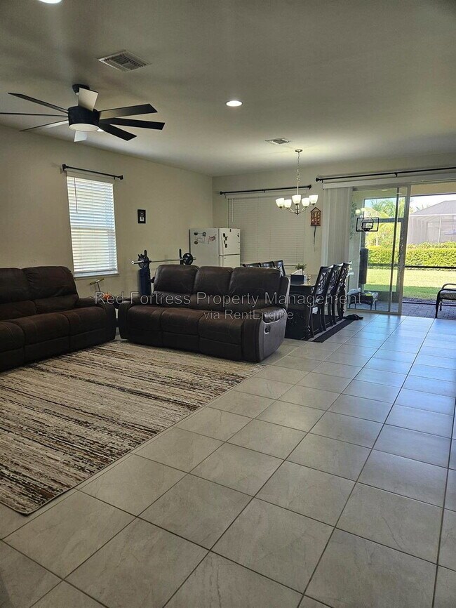 Building Photo - 15240 Floresta Ln