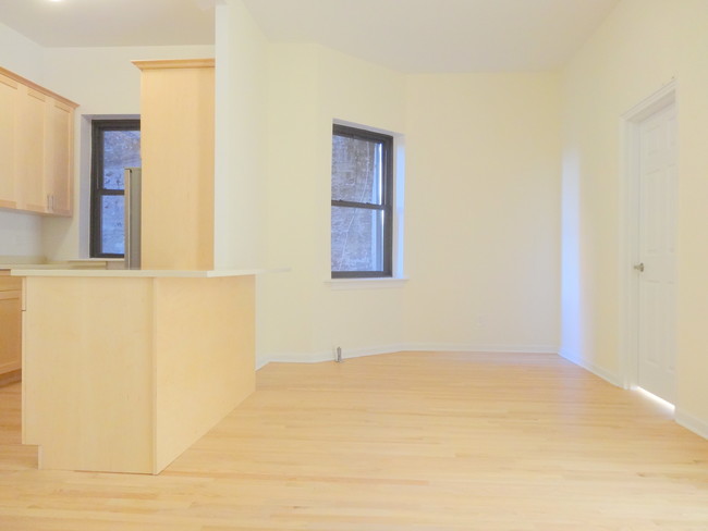 Spacious Living Room w/ breakfast Bar - Grand St. & Mott St.