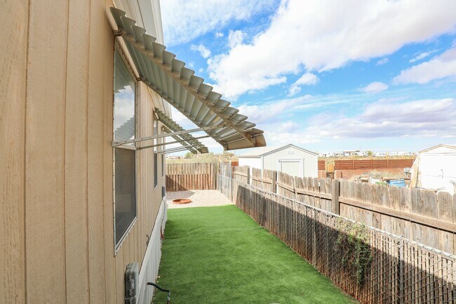 Foto del edificio - Spacious Home with Over-sized 2 Car Garage