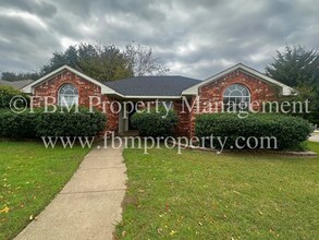 Building Photo - 801 Oak Dr