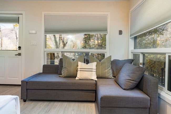 Foto del edificio - 900 E Hopkins Ave