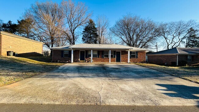 Foto del edificio - 710 Village Green Dr NW