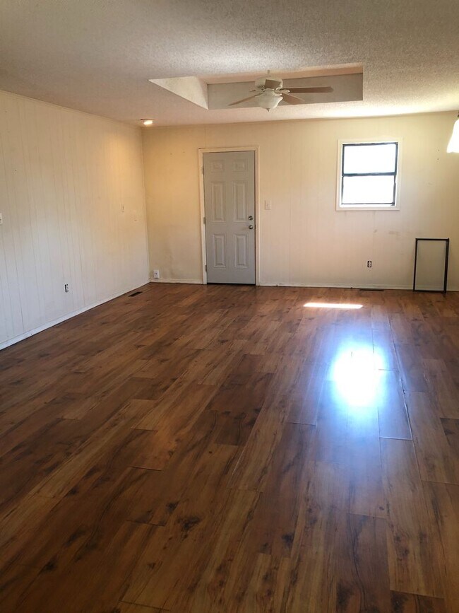 Foto del edificio - 2 bedroom, 2 bathroom, 1 car garage duplex