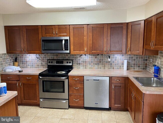 Building Photo - 1215 Chanticleer