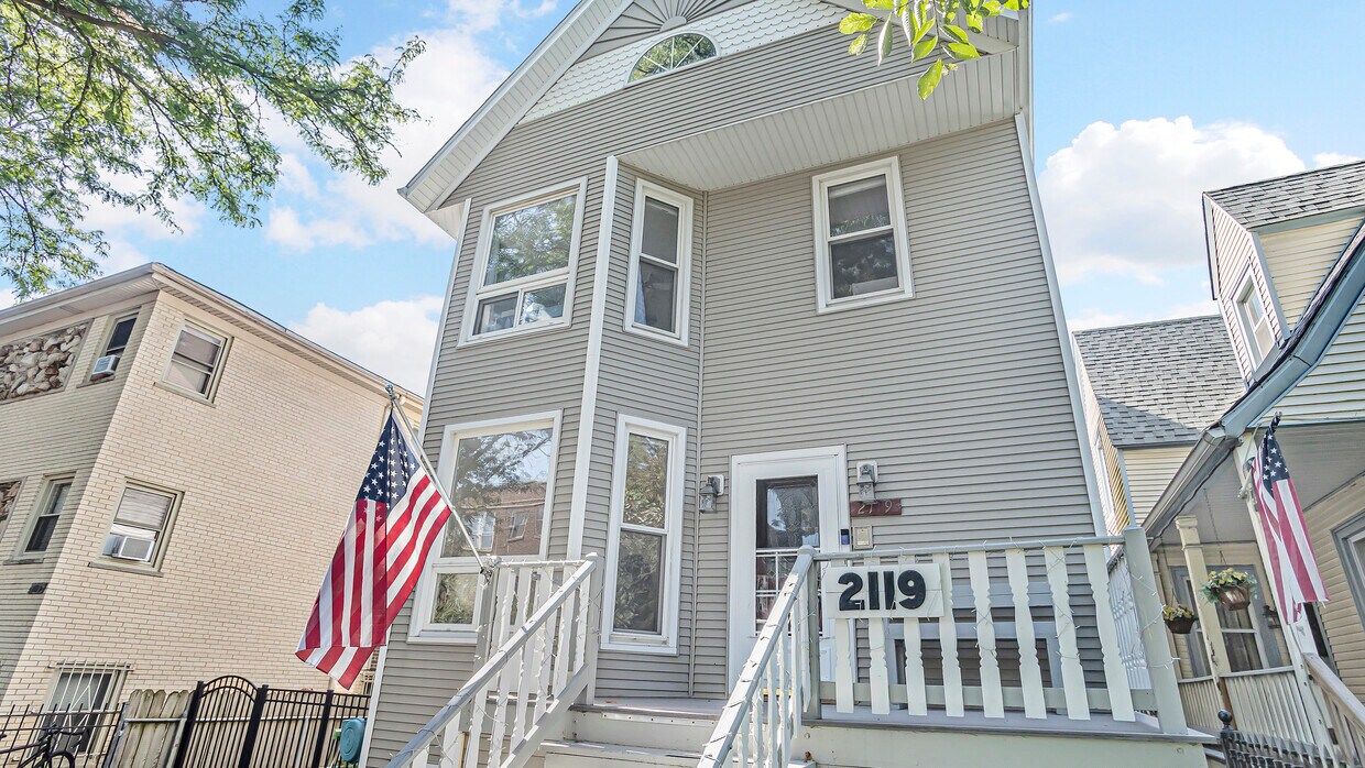Primary Photo - 2119 W Montrose Ave