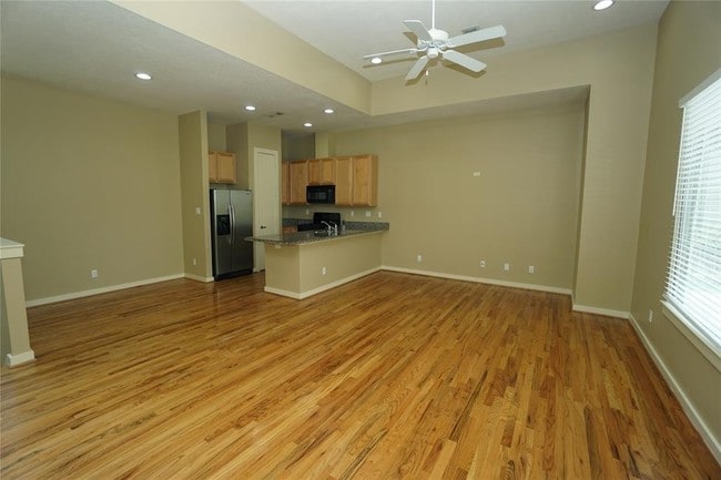 Foto del edificio - Elegant Gated Townhome Offering Unparallel...