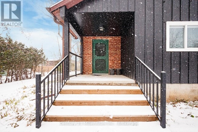 Building Photo - 637 Hurontario St