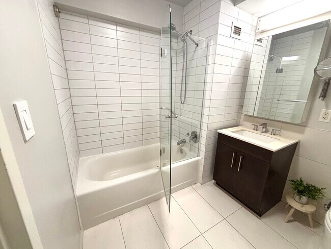 Building Photo - 535 W 52nd St
