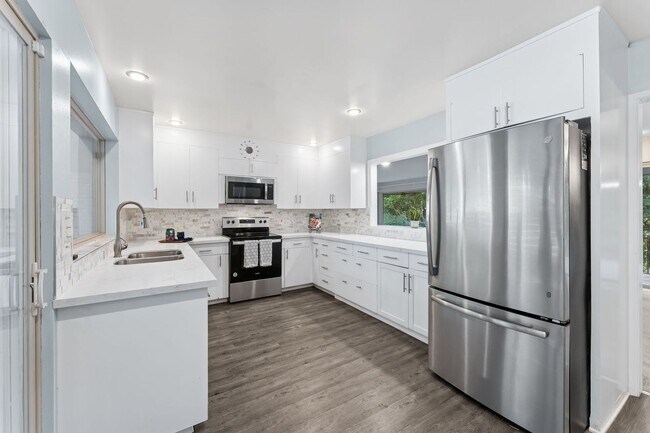 Foto del edificio - Mid-Century Gregory Heights 4 bedroom 2.25...