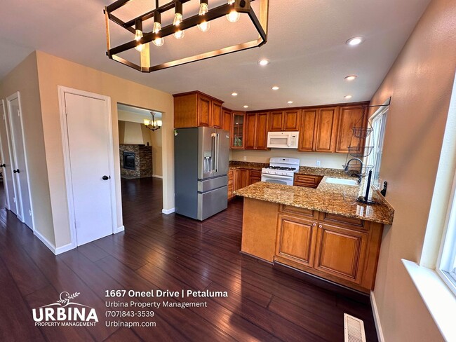 Foto del edificio - Spacious East Petaluma Home with Main-Floor Bedroom Suite