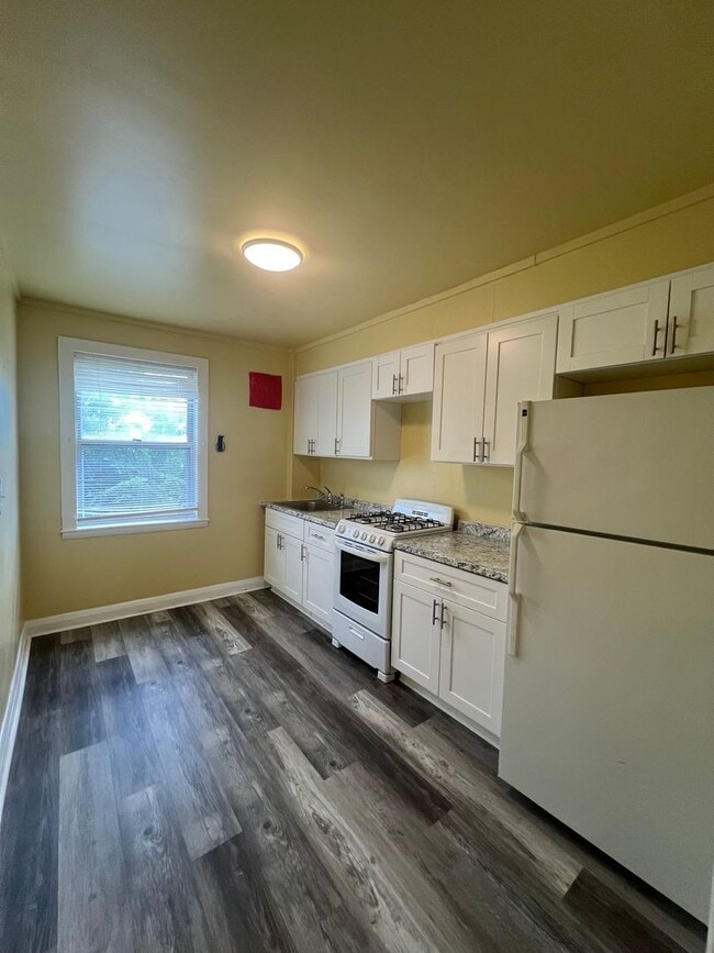 Building Photo - Beautiful 3 Bedroom 2 Full Bathroom Town Home Belair Edison