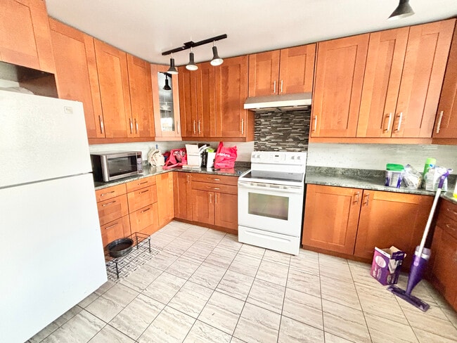Building Photo - 3 BED - 2 BATH - OTTAWA - FULL HOUSE