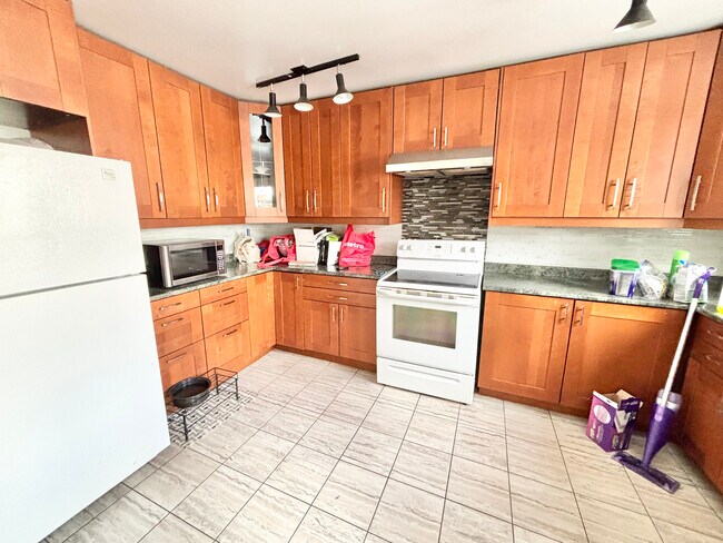 Photo du bâtiment - 3 BED - 2 BATH - OTTAWA - FULL HOUSE