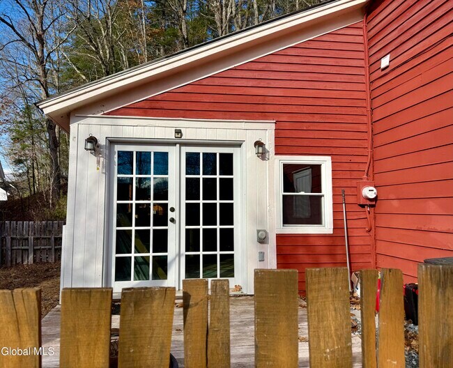 Building Photo - 5 Church St