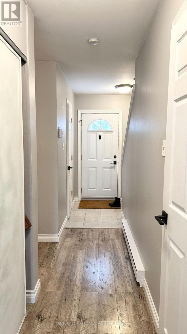 Building Photo - 166 Southdale Rd W