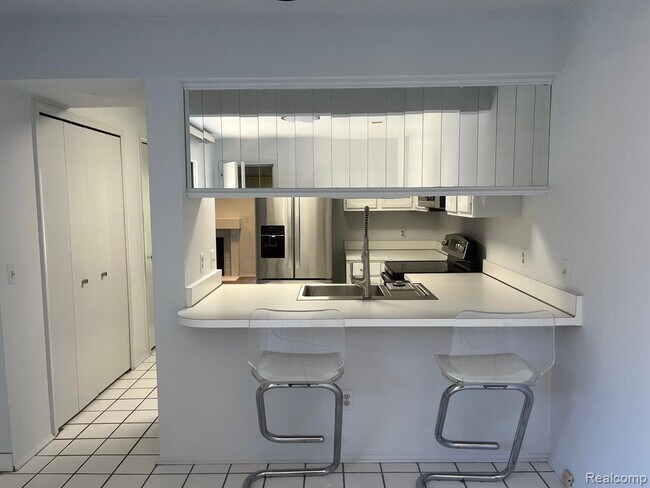 Building Photo - 5268 Wright Way E