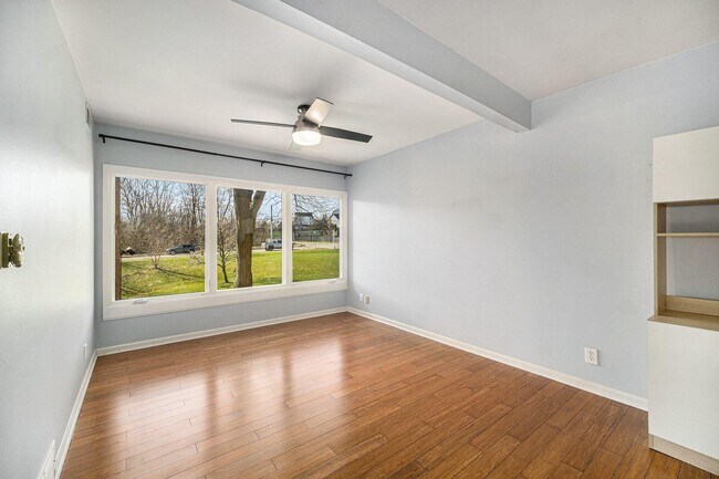 Building Photo - 1325 S Maple Rd