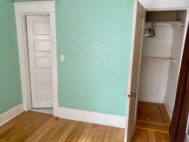 Building Photo - 2 bedroom