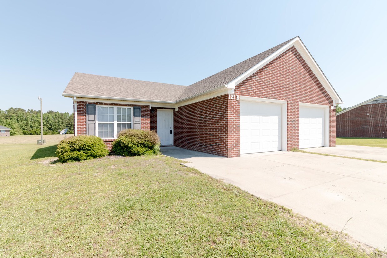 Primary Photo - 121 Arabian Ln