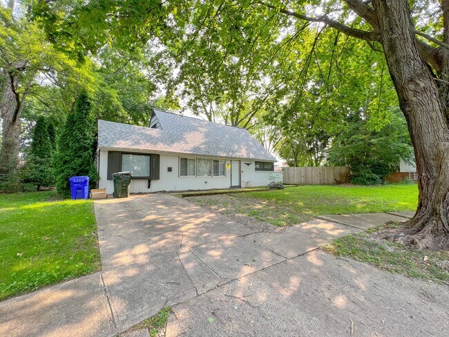 Building Photo - Big 4 Bedroom East Columbus Home For Rent ...