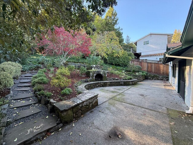 Foto del edificio - THREE BEDROOM /TWO BATH HOME, JUST A FEW BLOCKS FROM DOWNTOWN LARKSPUR