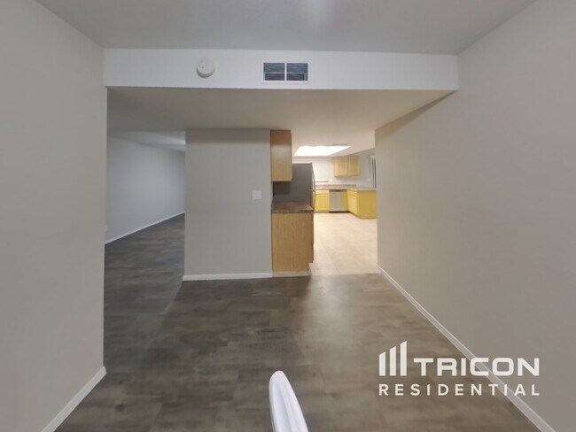 Building Photo - 4901 W Dahlia Dr