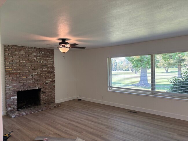 Large open living space with fireplace - 7435 Fairway Two Ave