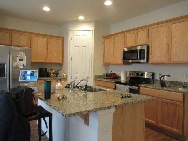 Foto del edificio - APPROVED APPLICATION PENDING-Almost new 3 ...