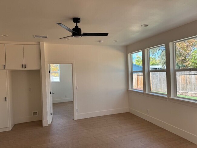 Foto del edificio - 677 Whyte Ave