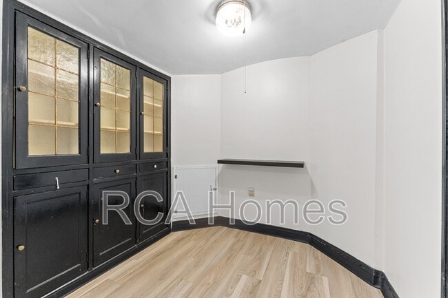 Building Photo - 37 West St Clair Street