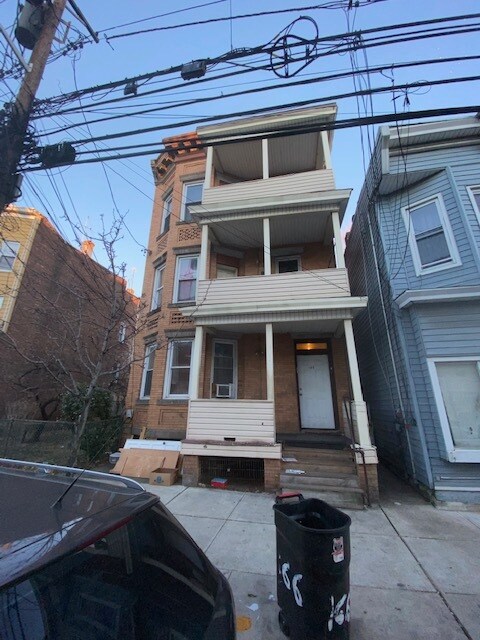 Building Photo - 166 8th St