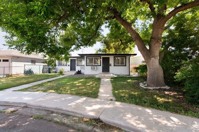 Building Photo - Charming Fully Furnished 1 Bedroom + Offic...