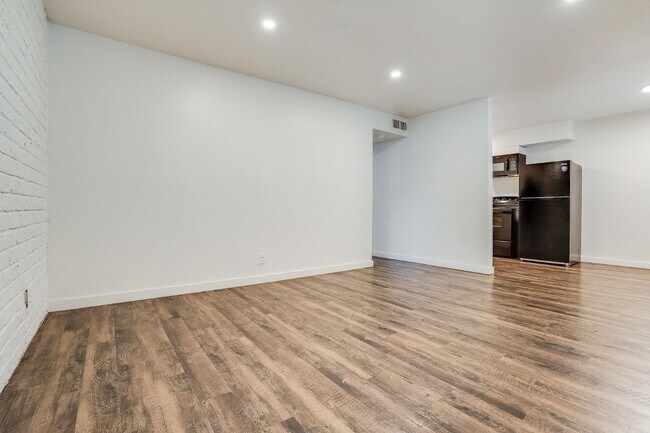 Foto del edificio - 1152 S Quaker Ave