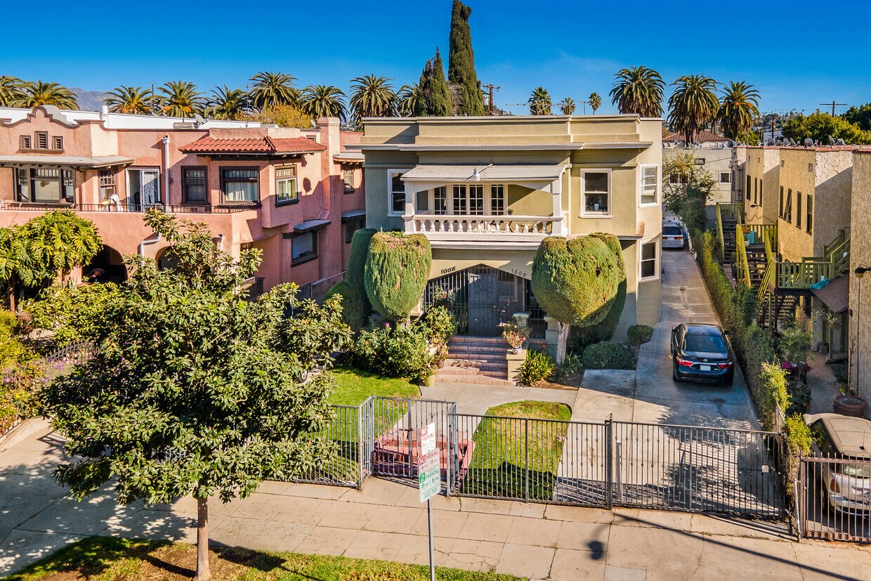 Primary Photo - 1006 N Heliotrope Dr