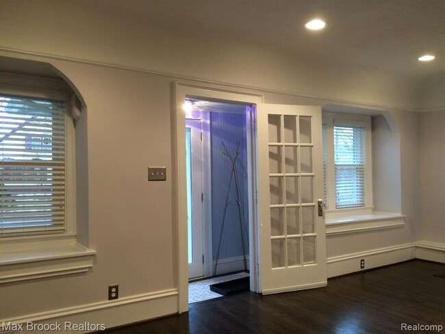 Building Photo - 115 E Lincoln St