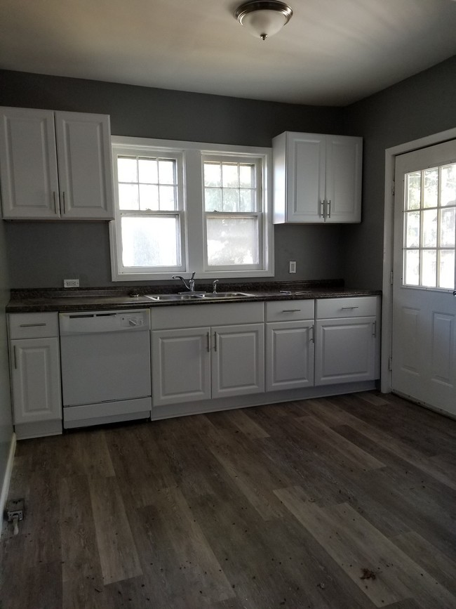 Building Photo - 485 Fernwood Ave