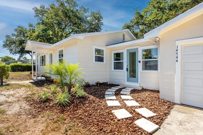 Building Photo - Spacious 4 Bedroom 2 Bath 2 Kitchen Duplex...