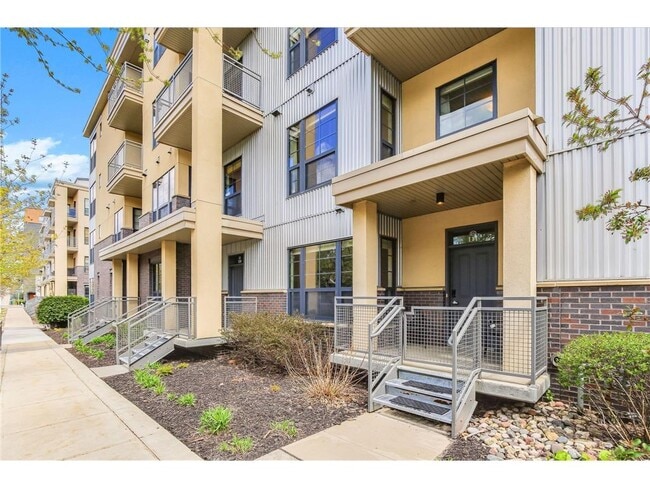 Building Photo - 820 Emerald St