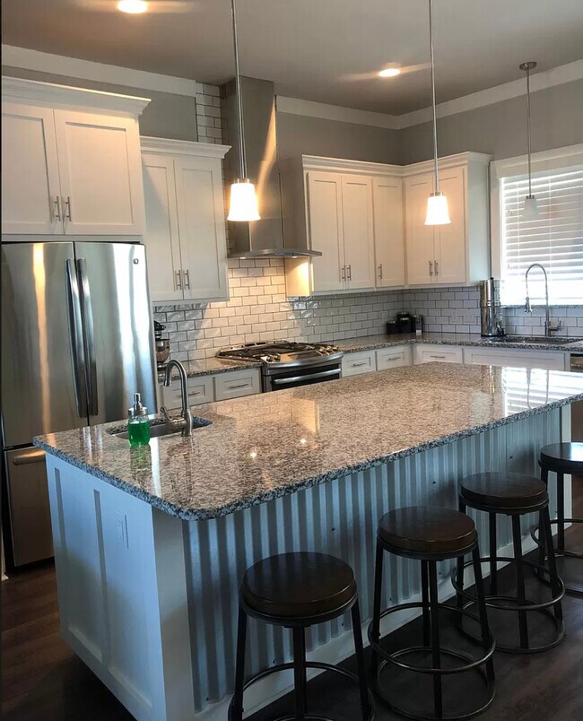 Building Photo - 14890 Granada Dr