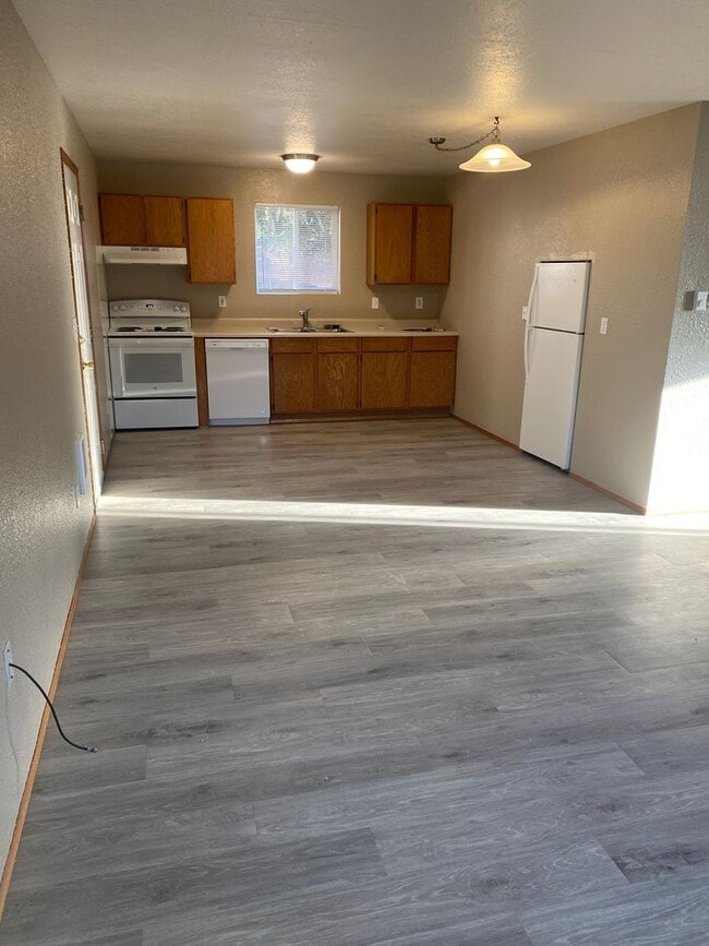 Building Photo - Beks413 (CWP)