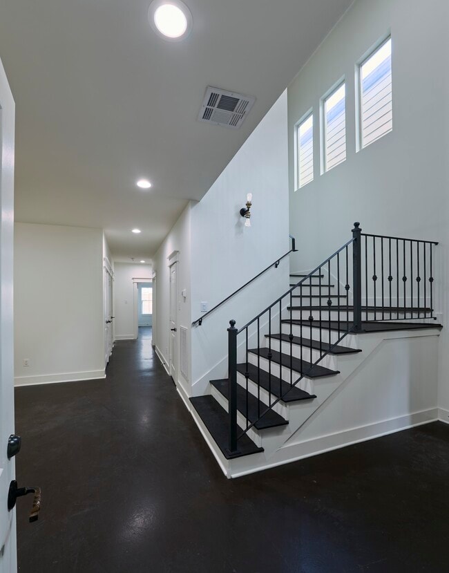 Building Photo - 5516 Larkin St