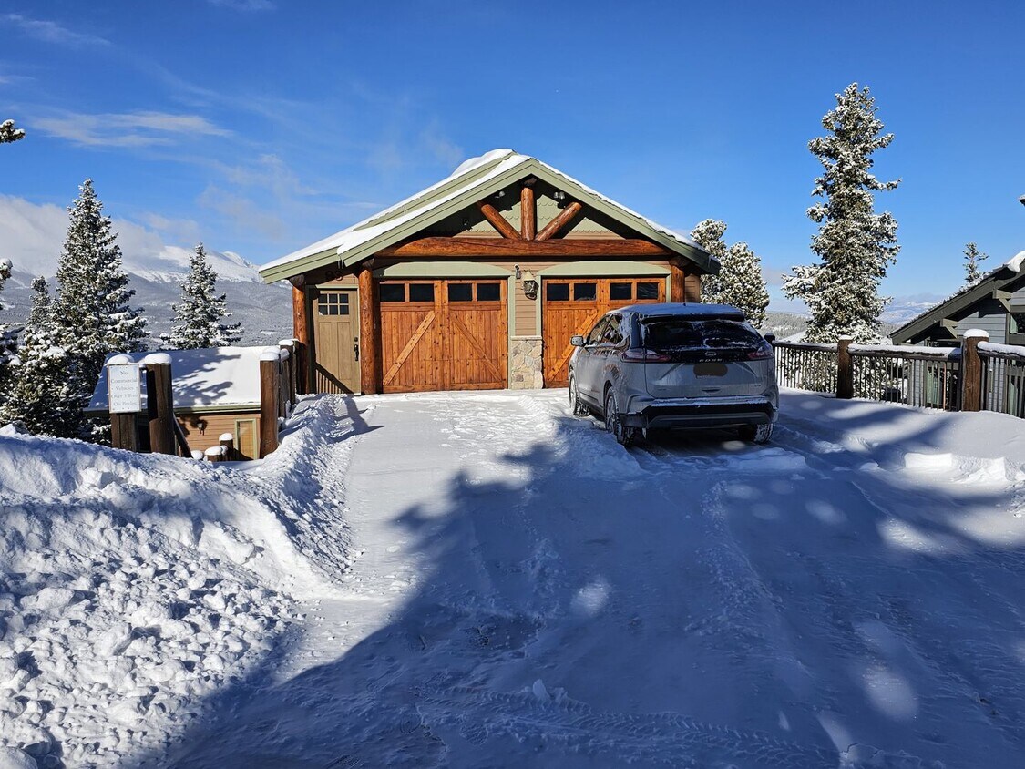 Primary Photo - Ski Season Rental! Beautiful home near bus...
